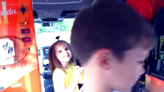 Мистер Макс Макс и Катя играют в Вагончике мороженого