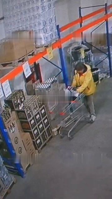Банду алкобабушек разыскивают в Кирове. 
Пенсионерки вынесли из магазина несколько бутылок водки.