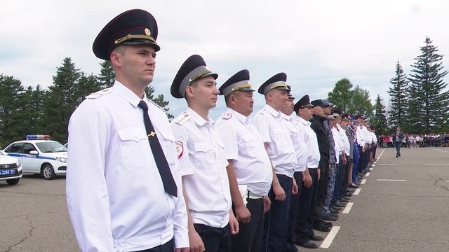 Госавтоинспекторы Забайкалья в свой праздник кормят детей мороженым