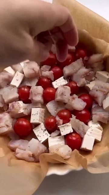 Запекаем рыбку с помидорами и сыром фета