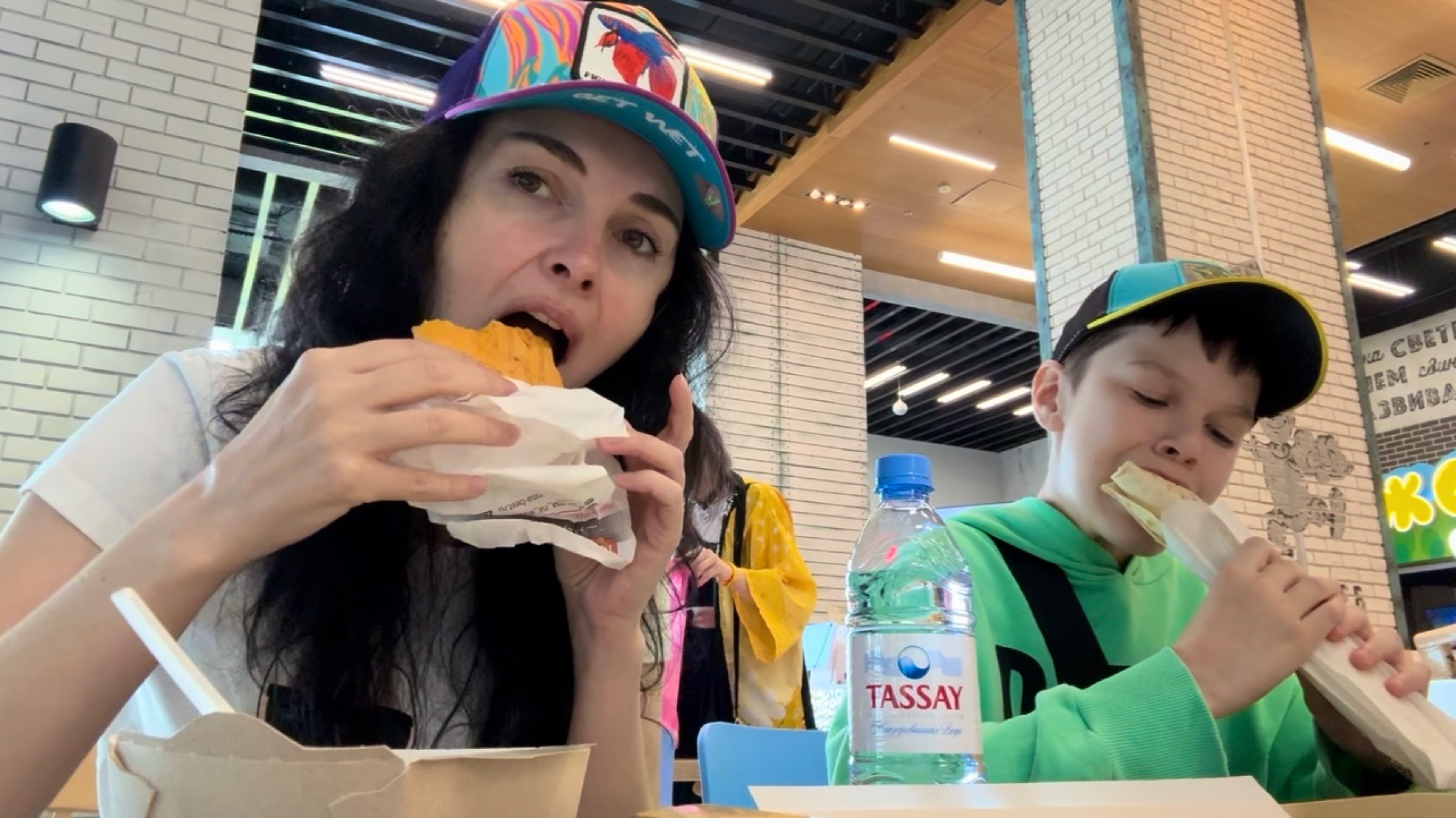 Ранний ланч после🤽♀️🏊🏼♂️🏊🏼♀️ Сырная шаурма с курицей, греческий салат и кебаб из говядины😋