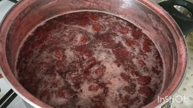 Варю  варенье из клубники.