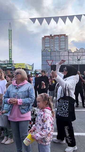 День Молодежи. Выступление у ТЦ ЭССЕН