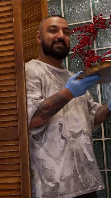 🔥Уральский ресторатор Михаил Аракелов приготовил золотую шаурму, которую требует Джанго за