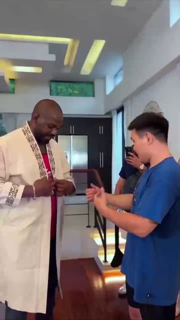 🇰🇿Муратбек Касымбай одел в национальные костюмы Казахстана Хорхе Мосвидаля, Джона Джонса и