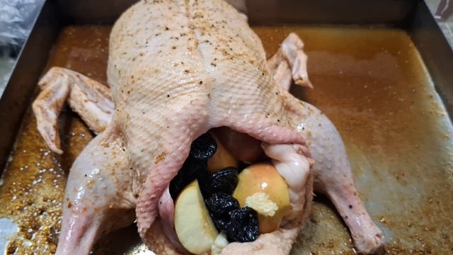 Нежнейшее мясо с ароматным черносливом, летние яблочки и молодой картофель