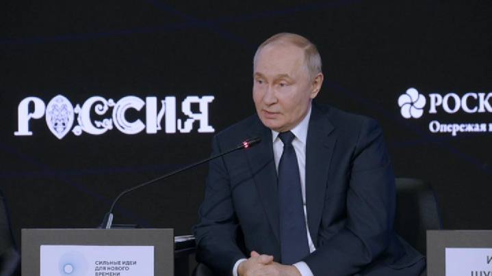 Путин в шутку поинтересовался у участников форума АСИ, что передать Трампу