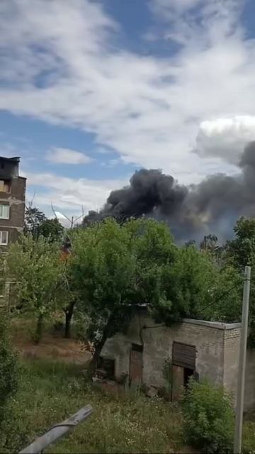 Покровск 02.07.2025 М-район Рожинский горят горажи.