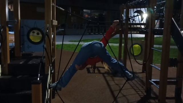 Лажу по детской площадке 😁 шпагат 🤫