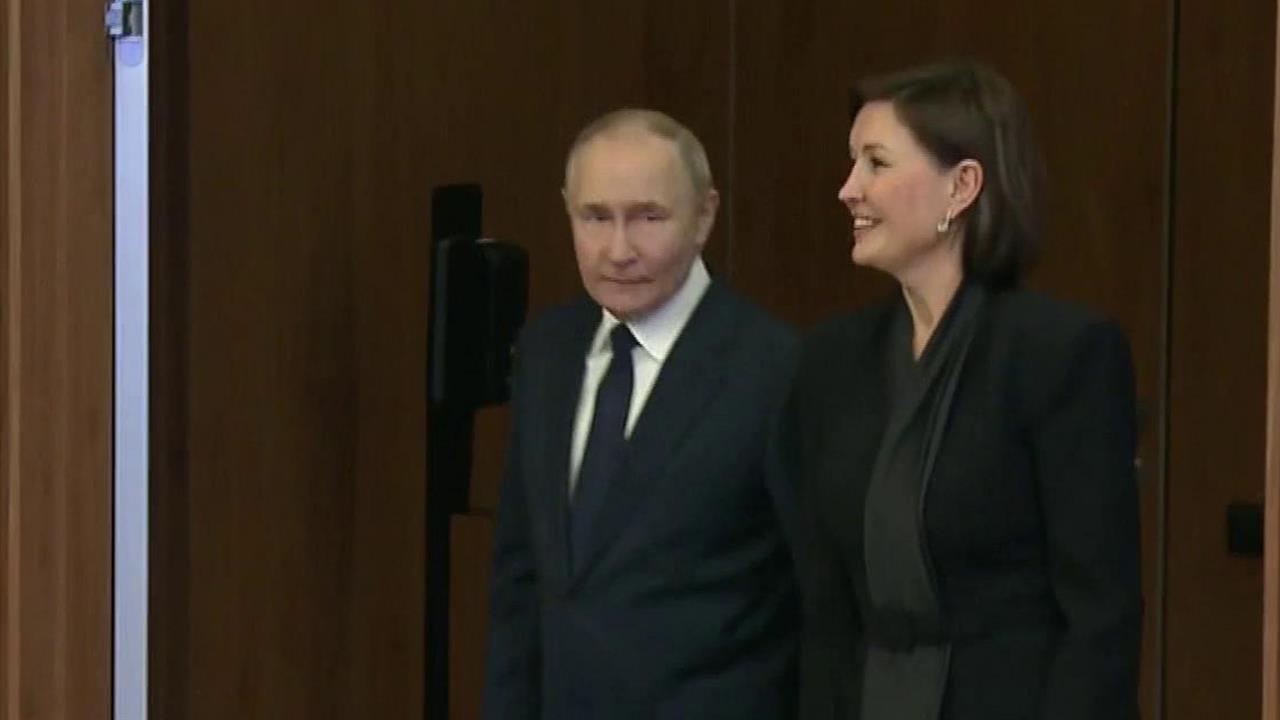 Владимир Путин приехал на выставку в Национальный центр "Россия"