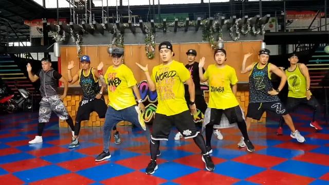 BAAM by Momoland  Zumba