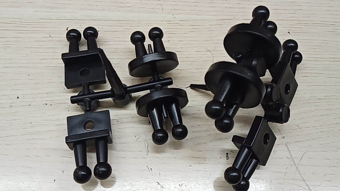 Отливка защелки-фиксаторов на дверь. 4 детали в форме. ПНД. На тпа 350 грамм впрыска