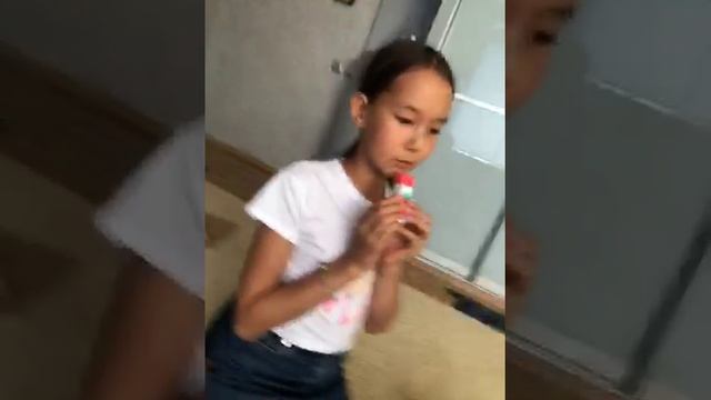 Подруга собирает бокс с клубникой