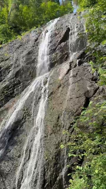 Водопад 💦 у подножия хребта Борус ⛰️