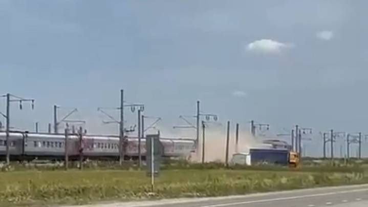 Пассажирский поезд столкнулся с грузовиком на Ставрополье, идет проверка