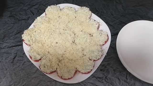 Закуска из помидор с сыром и яйцом
