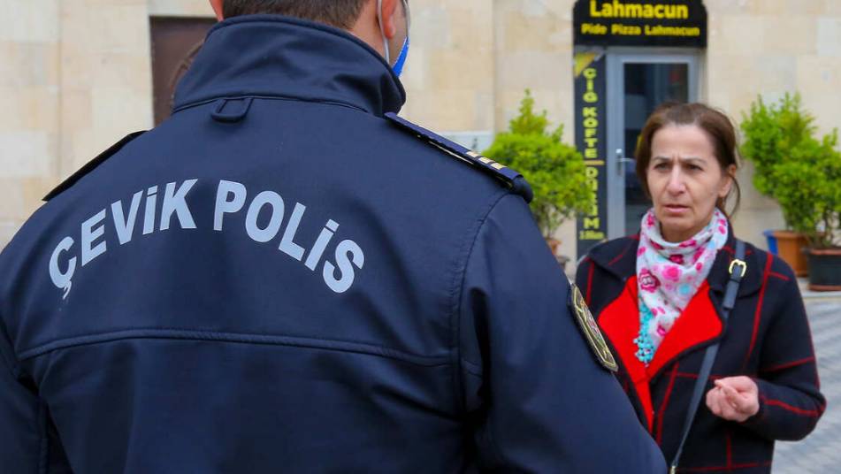 Пятерых журналистов "Sputnik Азербайджан" отпустили под подписку о невыезде