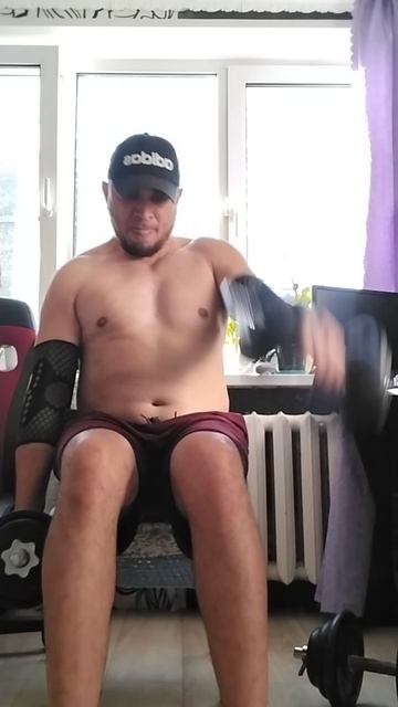 фронтальный подъём гантели