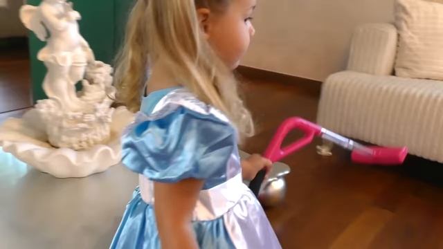 Диана и Рома Диана притворяется, что играет с игрушечным пылесосом