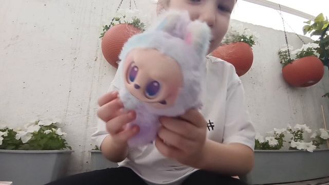распаковка моего первого лабубу впечатление просто класс мне попался фиолетовый которого я и хотела