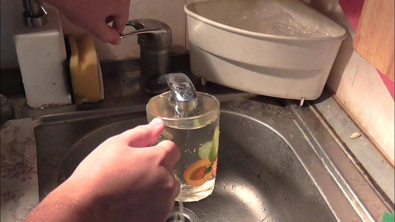 КРАН ПЬЁТ ВОДУ ИЗ ПОД КРАНА