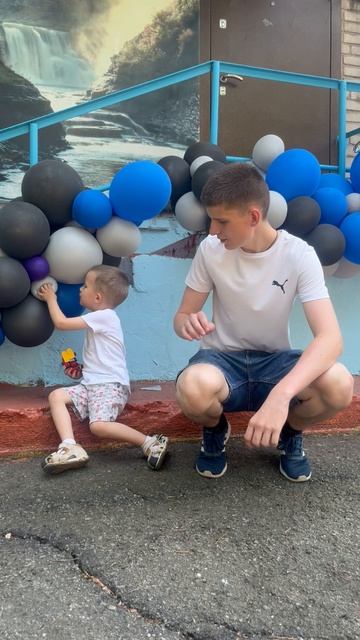 Володя 3,11 года и Артём 16, 11 на территории детского сада