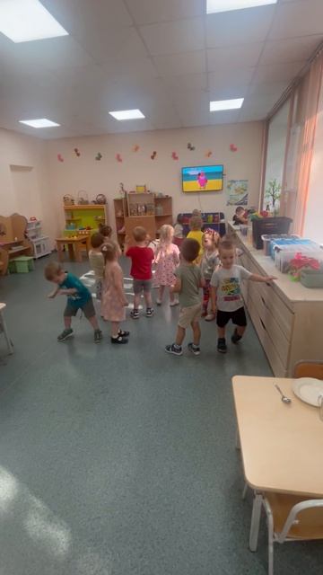 Володя 3,11 года на зарядке в детском саду.