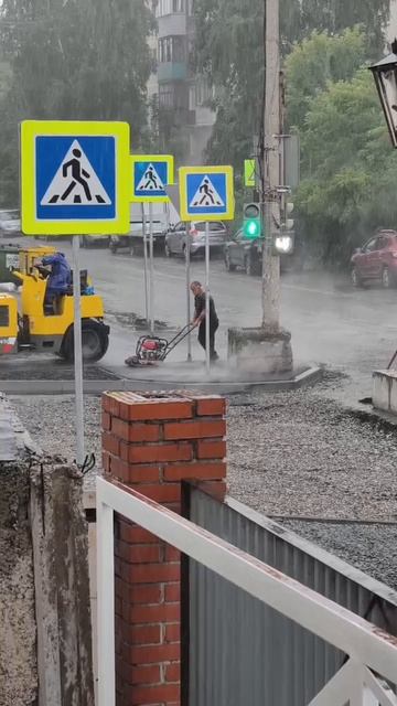 Дождь пошёл, значит самое время ложить асфальт ☝️