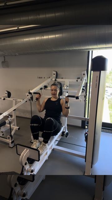 Жим на плечи в тренажере