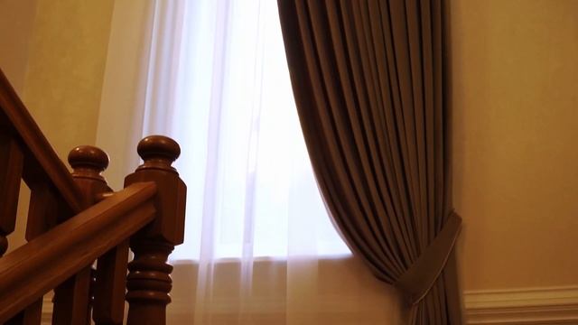 Как оформить окно на лестничном пролёте — шторы в частный дом