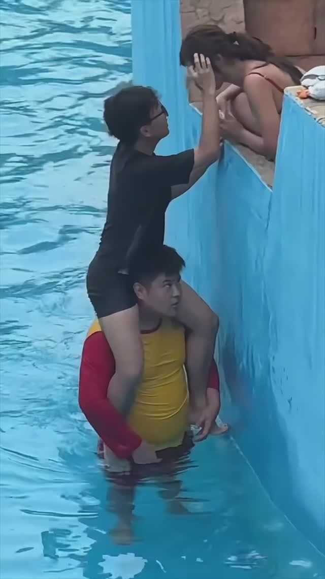 Вот гад еще чем-то в затылок тычет😂😂😂