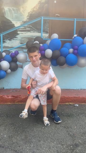 Володя 3,11 года и Артём 16, 11 на территории детского сада