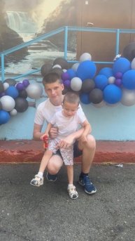 Володя 3,11 года и Артём 16, 11 на территории детского сада