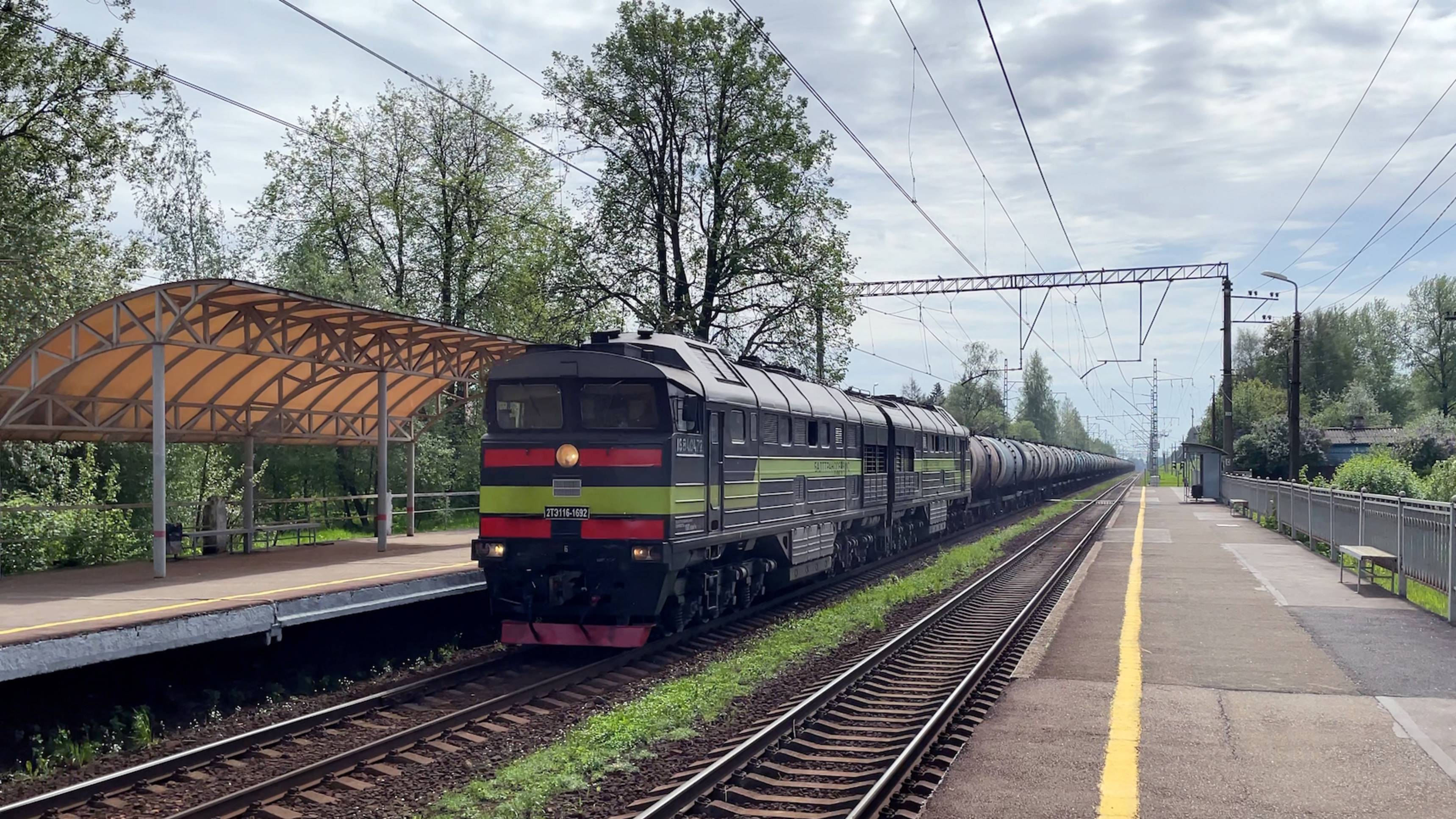 Тепловоз 2ТЭ116-1692 с грузовым поездом.