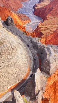 Живописная дорога в каньоне Анжихай-Синьцзян, Китай.