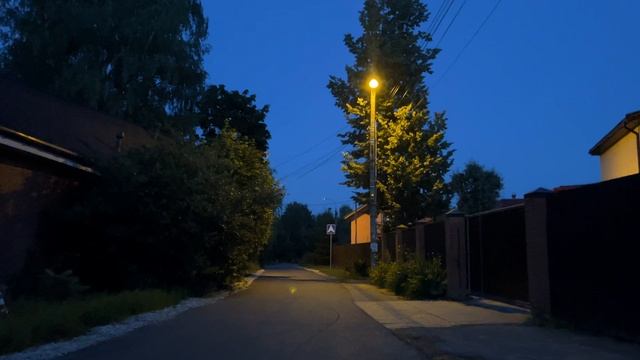 Летний вечер в городе: Закат, люди и летний воздух