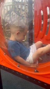 Володя 3,11 года на детской площадке