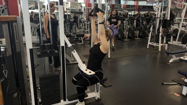 Вертикальная тяга узким параллельным хватом