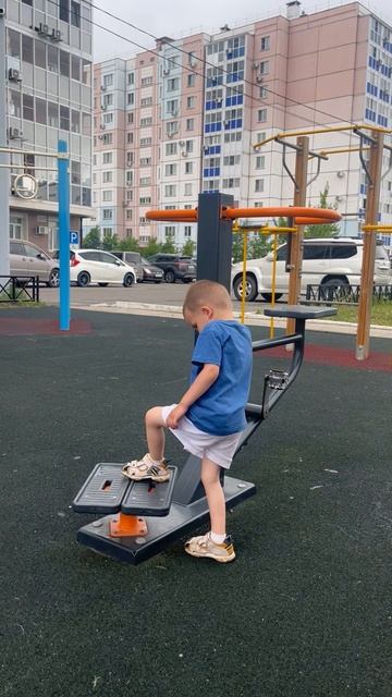 Володя 3,11 года на тренажерах на детской площадке
