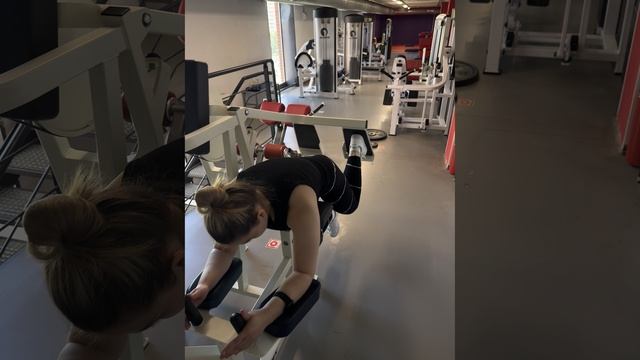 Разгибания бедра в тренажере