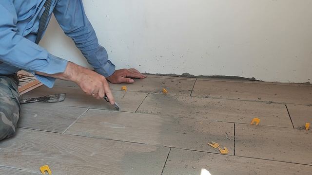 Зачистка швов керамической плитки перед затиркой