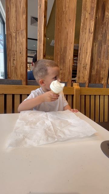 Володя 3,11 года в «Вкусно и точка»