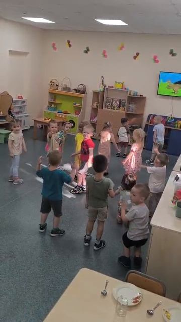 Володя 3,11 года на зарядке в детском саду.