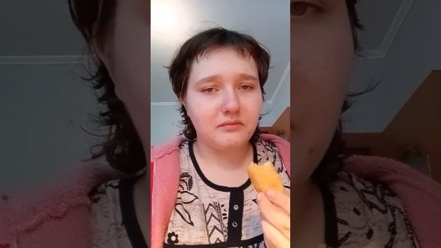 анна ест сырные палочки