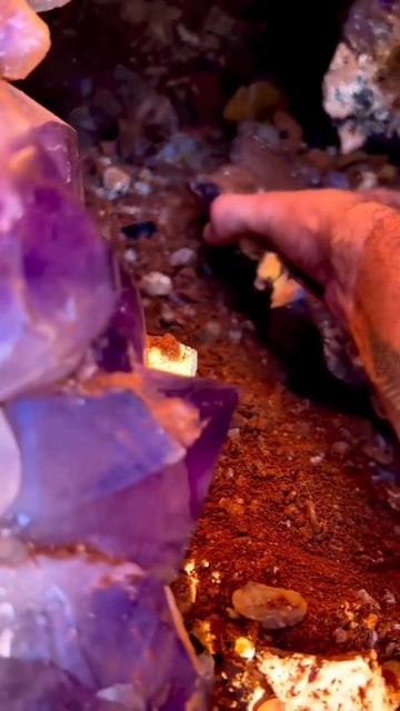 Маленькая пещерка с огромными сокровищами💎 и #аметист в главной роли.