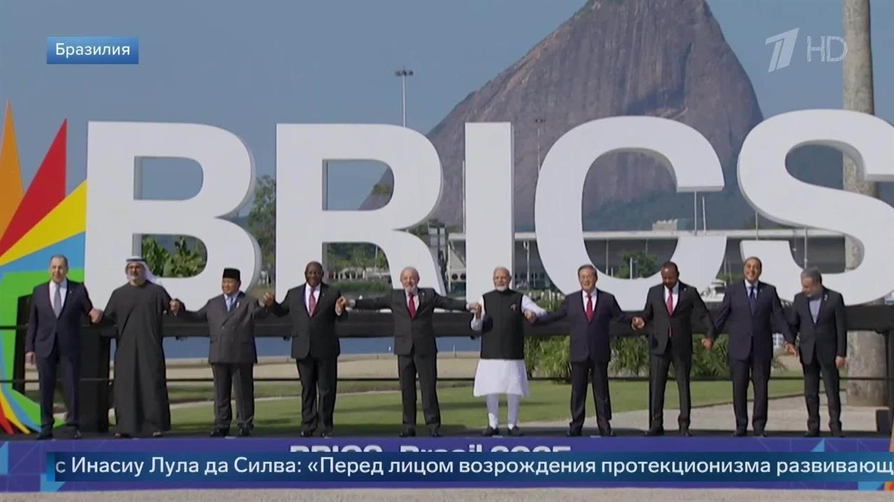 Лавров сфотографировался с главами делегаций на саммите БРИКС: видео