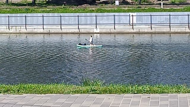 Мужик плывëт на байдарке в жару по реке в Орле. Безмятежность и настрой плюс уверенная гребля.