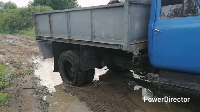 Отсыпается дорогу на МТЗ-82 и Газ 53