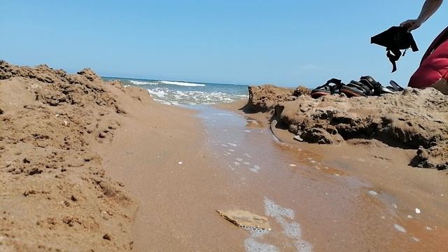 Расслабляющее видео, как течёт вода на море.