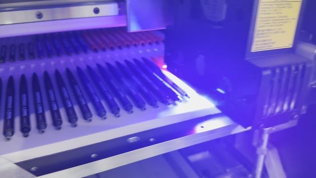 уф печать на цветных ручках, уф нанесение логотипа на ручки белого, синего, красного и черного цвет